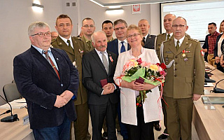 Srebrne medale dla rodziców żołnierzy. Mieszkańcy Wojciech otrzymali odznaczenie ministra obrony narodowej